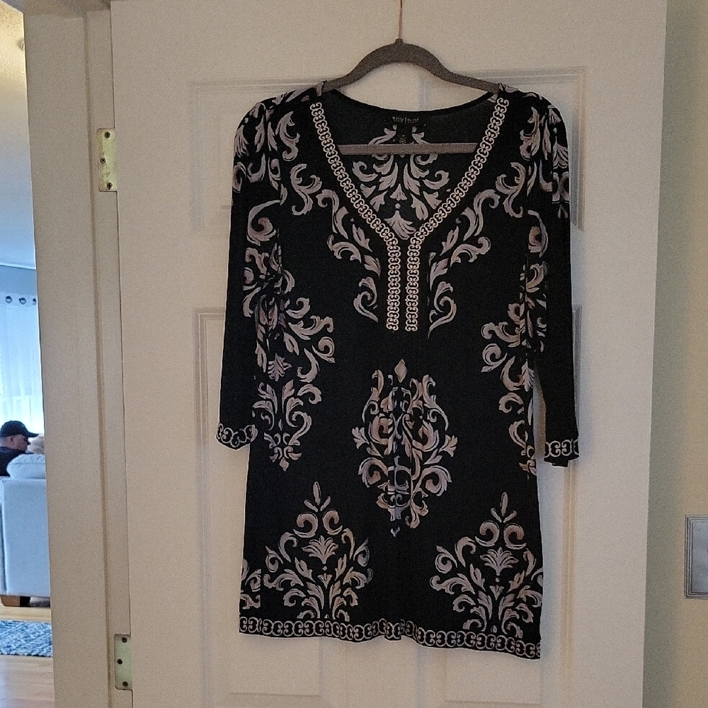 Black and White Patterned  Tunic. 3/4 Sleeve